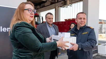 Marijana Grubi&scaron;ić koordinatorica dru&scaron;tveno odgovornog poslovanja u Telemachu Hrvatska, Dinko Pirak gradonačelnik Čazme i Josip Heger, zapovjednik JVP Čazma