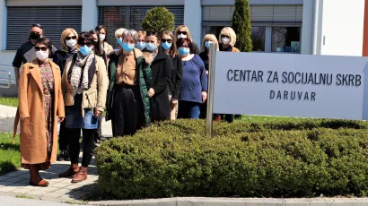 Djelatnici daruvarskog Centar za socijalnu skrb održali su u srijedu točno u podne tihi prosvjed kojim su željeli upozoriti na zanemarivanje sustava/Foto: Mojportal.hr