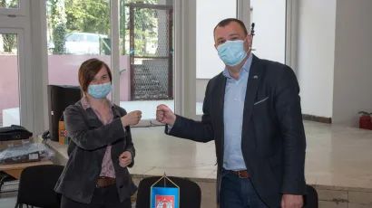 Predsjednica daruvarske udruge &bdquo;Korak dalje&ldquo; Renata Žukina i gradonačelnik Damir Lneniček/Foto: Grad Daruvar