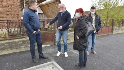 Gradonačelnik Hrebak u obilasku novoizgrađenog nogostupa u Galovcu/Foto: Branka Sobodić