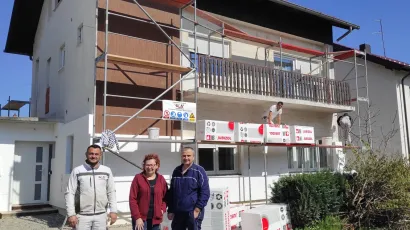 Izvođač radova Josip Marković sa supružnicima Dubravkom i Draženom Kedmenec koji su se upustili u energetsku obnovu svoje kuće/Foto: Martina Čapo