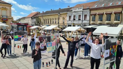 Učenici četvrtih razreda hotelijersko-turističkih tehničara oslikali su petnaest slika, dok su budući konobari i kuhari ručno izrađivali straničnike od eko papira s eko porukama/Foto:&nbsp;Romana Zelda