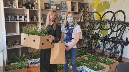 Turistička zajednica Daruvar-Papuk darovala je cvijeće daruvarskim iznajmljivačima/Foto: TZ Daruvar-Papuk