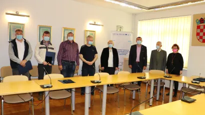 Gradonačelnik Daruvara Damir Lneniček i njegova zamjenica Vanda Cegledi s dobrovoljnim darivateljima krvi/Foto: Daria Marković