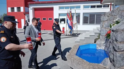 Davor Đalog, Dario Hrebak i Darko Despot zapalili su svijeće ispred kipa sv. Florijana/ Foto: Deni Marčinković