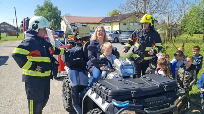 Djeca i odrasli upoznali su se s opremom koju na raspolaganju ima JVP Gare&scaron;nica/Foto: JVP Gare&scaron;nica