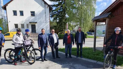 Zamjenik bjelovarsko-bilogorskog župana Neven Alić sa suradnici i biciklistima u Velikom Grđevcu/ Foto: BBŽ