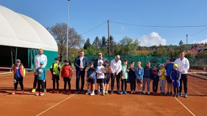 Zajednička fotografija sudionika turnira s organizatorima, trenerima i gradonačelnikom/Foto: Daria Marković