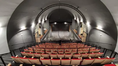 Postavljaju se panoi, zavjese, tepisi.../Foto: Dario Hrebak