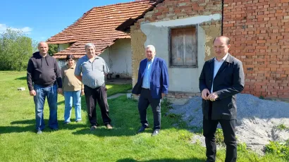 Dožupan Alić i gradonačelnik Gare&scaron;nice Josip Bilandžija u obilasku obitelji Tep&scaron;ić/ Foto: BBŽ