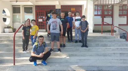 Mladen Častek s osnovno&scaron;kolcima ispred Srednje &scaron;kole Daruvar/Foto: JW Daruvar