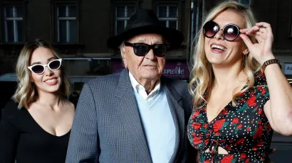 Josip Manolić i slučajne prolaznice koje su se htjele fotografirati s njim/Foto: Damjan Tadić/CROPIX




&nbsp;