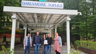 Dodjela certifikata ispred ulaza u Daruvarske toplice/ Foto: BBŽ