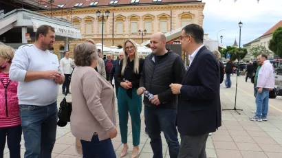 Ines Marijanović kandidatkinja za zamjenicu gradonačelnice Daruvara, Vladimir Bilek saborski zastupnik za če&scaron;ku i slovačku nacionalnu manjinu i Damir Bajs kandidat za župana BBŽ u razgovoru s građanima Daruvara/Foto: Daria Marković