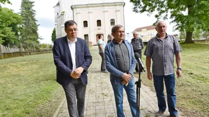 Bajsa podupiru Knežić i To&scaron;ić/Foto: Branka Sobodić
