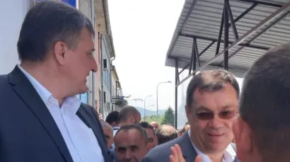 Damir Bajs i HDZ-ov Miro Totgergeli na proslavi Dana Općine u kafiću gdje se se skandirala imena političkih protukandidata/Foto: Drago Hodak