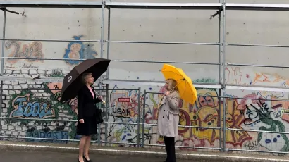 Ravnateljica Osnovne &scaron;kole Vladimira Nazora Kornelija Častek i pročelnica Vanja Posavac kod &scaron;kolske dvorane u Gajevoj ulici u Daruvaru/Foto: BBŽ