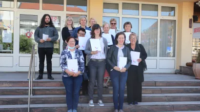 Zamjenica gradonačelnika Vanda Cegledi i gerontodomaćice sa svojim svjedodžbama ispred Gradske uprave/Foto: Daria Marković