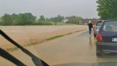Prvo se počela stvarati kolona zbog poplave/Foto: Facebook