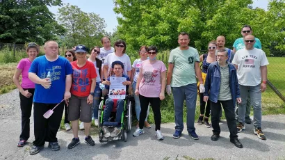 Članovi udruge Korak dalje i Impress u akciji či&scaron;ćenja okoli&scaron;a u Daruvaru/Foto: Impress