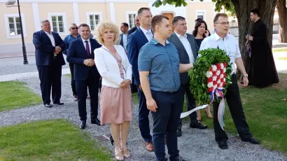 Izaslanstva Grada i Županije polažu vijenac kod spomenika poginulim braniteljima/Foto: Deni Marčinković
