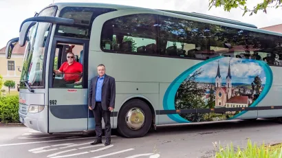 Gradonačelnik pored oslikanog autobusa fotografijom s motivom Čazme/Foto: Facebook Grad Čazma
