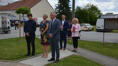 Program obilježavanja Dana općine započeo je polaganjem vijenaca i paljenjem svijeća ispred spomen obilježja poginulim hrvatskim braniteljima/ Foto: BBŽ