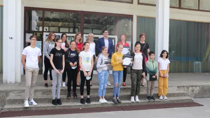 Predstavnici projekta uručili su u ponedjeljak učenicima i djelatnicima &scaron;kole nagradu za osvojeno prvo mjesto u Digitalnom učeničkom inkubatoru/Foto: Daria Marković
