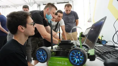 Polaznici edukacije i njihov autonomni Jet Racer/Foto: MojPortal.hr