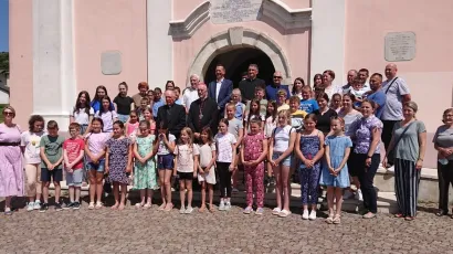 Zajednička fotografija ispred župne crkve u Pakracu/Foto: Pože&scaron;ka biskupija