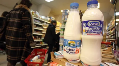 Zbog uvođenja povratne naknade, mlijeko u PET ambalaži poskupljuje za 50 lipa/Foto: Damjan Tadić/CROPIX