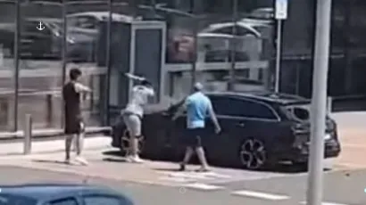 Mu&scaron;karac palicom razbija automobil ispred trgovačkog centra/Foto: Screenshot