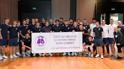 Podr&scaron;ku oboljelima od cistične fibroze dala je i Hrvatska nogometna reprezentacija/Foto:Hrvatska udruga oboljelih od cistične fibroze
&nbsp;