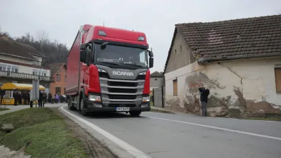 Vozač kamiona nije se niti okrenuo nakon &scaron;to je iskipao &scaron;ljunak na dva automobila
Foto: Vlado Kos/CROPIX












&nbsp;