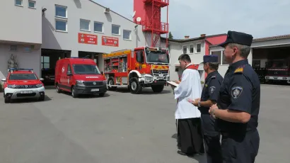 Župnik daruvarske Župe Svetog Antuna Padovanskog, velečasni Žarko Turuk, posvetio je tri nova vatrogasna vozila/Foto: Mato Pejić