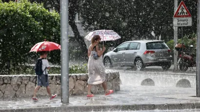Osim najavljenih pljuskova, postoji mogućnost i za tuču/Foto: Bozidar Vukicevic/CROPIX