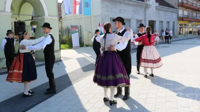 Svi su uživali u pogledima na tradicionalne plesove/Foto: Pakrački list