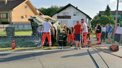 Nesreća se dogodila kada je hitna pretjecala osobno vozilo koje je skretalo na putni most/Foto: Informativni centar Virovitica