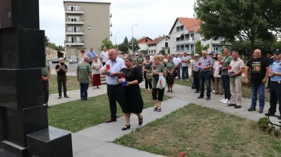 Pakračka gradonačelnica Anamarija Blažević i lipički gradonačelnik Vinko Kasana zajedno su odali počast poginulim braniteljima/Foto: Compas