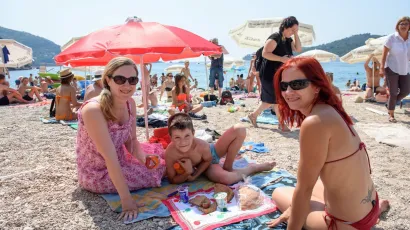 Klasičan ljetni obrok na plaži/Foto: Tonči Plazibat/CROPIX