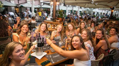 Tijekom vrućih ljetnih dana važno je paziti koliko pijemo kave i alkohola/Foto: Sa&scaron;a Burić/CROPIX