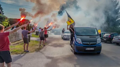 Veslačice i veslači su dočekani velikom bakljadom/ Foto: Davor Kirin