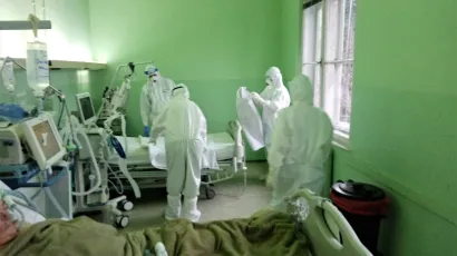 Ljudi u bijelom pripremaju krevet za novog pacijenta/Foto: Deni Marčinković