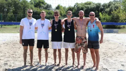 Ekipe koje su zauzele prvo, drugo i treće mjesto na prvom turniru u odbojci na pijesku u Lipiku/Foto: Compas.hr