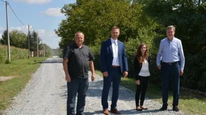 Predstavnici Općine Dežanovac i Županije na cesti koja 20 godina čeka asfalt/Foto: BBŽ