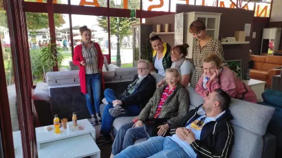 Tradicionalno, glumci su pozirali u izlogu salona namje&scaron;taja/ Foto: Deni Marčinković