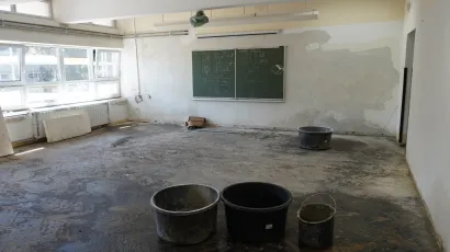 Radnici su u učionice stavili kante jer voda jo&scaron; uvijek kapa sa stropa/Foto: MojPortal.hr