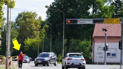 Pje&scaron;ak na križanju ulica Petra Zrinskog i Stjepana Radića hoda kolnikom dok automobili prolaze pokraj njega jer drugog prolaza nema/Foto: MojPortal.hr
