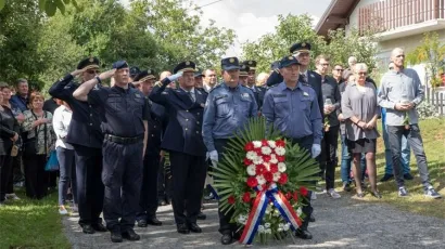 Kolege odaju počast/Foto: PU Bjelovarsko-bilogorska