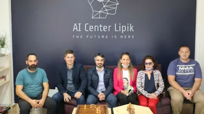 Izaslanstvo Grada Slunja u Centru za Razboj umjetne inteligencije s domaćinima Dejanom Iličićem (treći s lijeva) i profesorom Hrvojem Kukinom (prvi s desna)/Foto: Compas